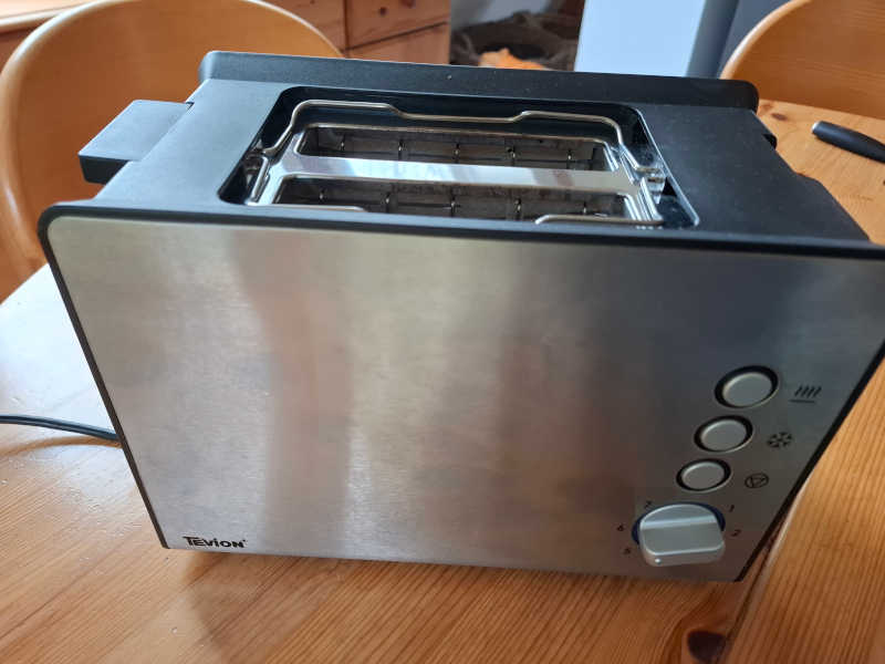 Ein neuer Toaster übernimmt.